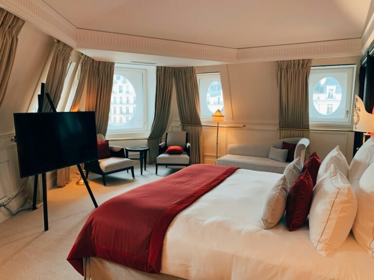 جناح فندقي حديث لعرض حلول شاشات التلفزيون وHospitality TV، صورة توضيحية