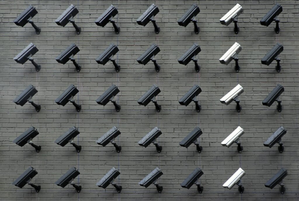 كاميرا مراقبة أمنية توضيحية لأنظمة CCTV بالمباني