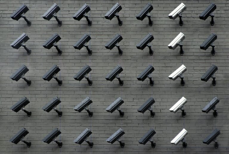كاميرا مراقبة أمنية توضيحية لأنظمة CCTV بالمباني